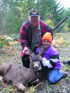 Maddy Donovan poses with a relative and a buck