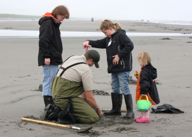 kids helping dig clams