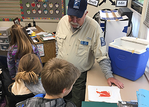 ODFW volunteer shows students salmon eggs